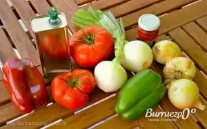 Ingredientes sofrito: cebolla, pimiento, tomate, brandy y aceite. Ingredientes de un buen sofrito