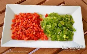 Picado muy pequeño del pimiento rojo y el pimiento verde
