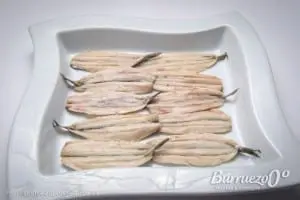 boquerones colocados en capas y macerados en vinagre