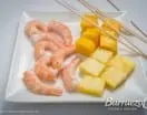 Brocheta de langostinos, mango y piña