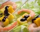Brocheta de langostinos, mango y piña