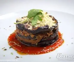Receta de lasaña de berenjenas, queso de cabra y carne picada.