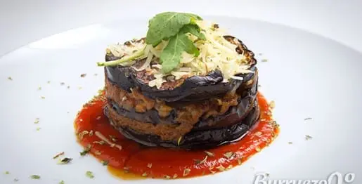 Receta de lasaña de berenjenas, queso de cabra y carne picada.