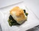 Lomo de bacalao gratinado sobre lecho de espinacas y piñones