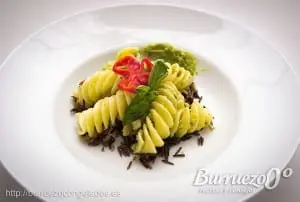 Plato de pasta con salsa pesto