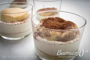 Presentación del tiramisú con mascarpone en vaso