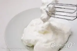 Clara de huevo montada