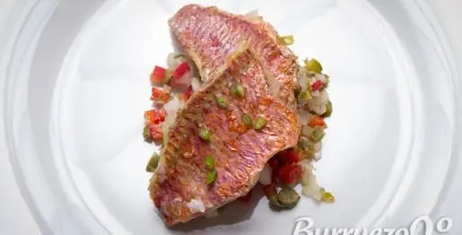 Receta de salmonete frito sobre ensalada agria de Burruezo congelados