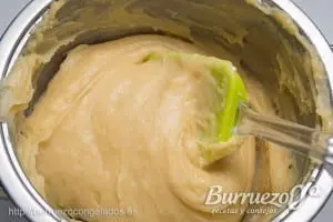 Mezcla de manteca y harina con espatula.