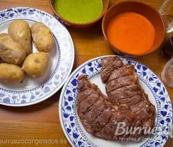 Entrecot a la brasa con patatas arrugas y mojo picón, de Burruezo congelados.