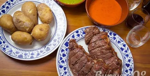Entrecot a la brasa con patatas arrugas y mojo picón, de Burruezo congelados.