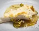Merluza gratinada sobre lecho de verduras y fruta