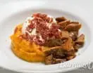 Crema de boniato con huevo poche, níscalos y jamón