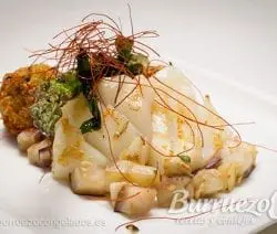 Sepia a la plancha con berenjena, esparrago y falafel, de Burruezo congelados.