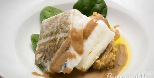 Bacalao en su jugo con puré de patatas y ajos negros, de Burruezo congelados.