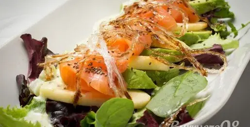 Ensalada con salmón, aguacate, manzana y salsa de yogurt de Burruezo congelados
