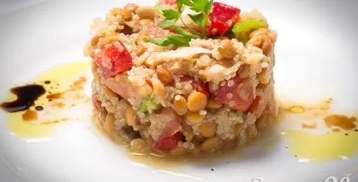 Ensalada de lentejas, quinoa, verduras y atun, de burruezo congelados
