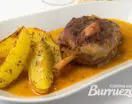 Codillo de cerdo en salsa, guisado en olla rápida, con patatas gajo asadas