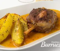 codillo de cerdo en salsa con patatas gajo
