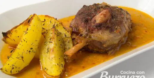 codillo de cerdo en salsa con patatas gajo