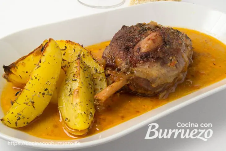 codillo de cerdo en salsa con patatas gajo