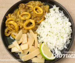 anillas de pota en salsa de curry de burruezo